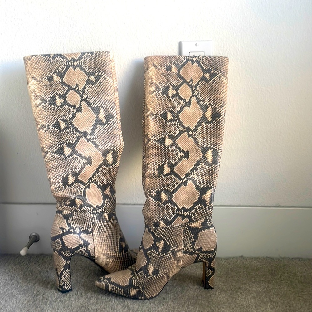 Snake boots size 7.5 like new